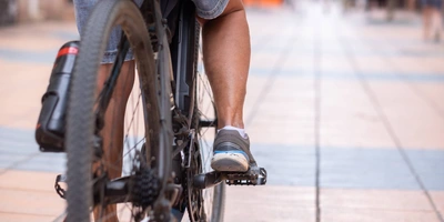 Person fährt auf dem Fahrrad