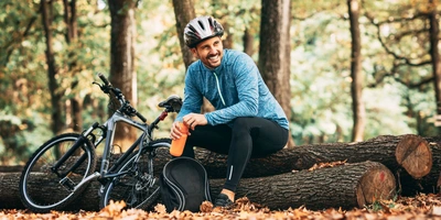 Person macht eine Genussradelpause nach dem Fahrradfahren