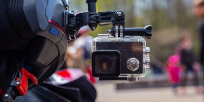 GoPro Halter - innovativ & magnetisch Eine GoPro befestigt an einem Helm