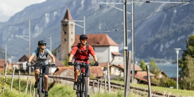 Neues XC-Modell zwei Radfahrer fahren Fahrrad in den Bergen