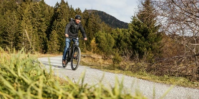 Ein Radfahrer fährt durch die Landschaft