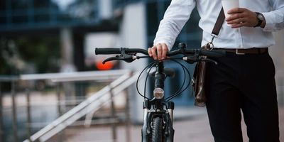 Person schiebt Fahrrad neben sich her