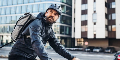 Mann fährt auf Fahrrad durch die Stadt