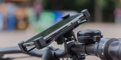 Handyhalterung ist auf dem Lenkrad eines Fahrrads befestigt