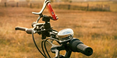 Eine Handyhalterung am Lenkrad eines Fahrrads