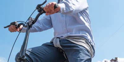 Mann fährt auf einem Kompaktrad