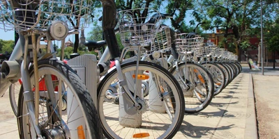 Viele Kompakträder stehen an Fahrradständern in einer Stadt