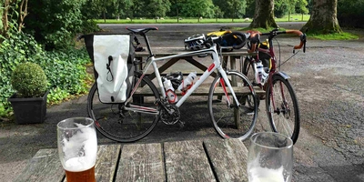 Bier trinken in der Radtour-Pause