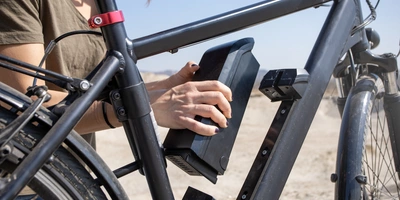 Welche Auswirkungen hat Hitze auf einen E-Bike Akku? E-Bike Akku wird entnommen