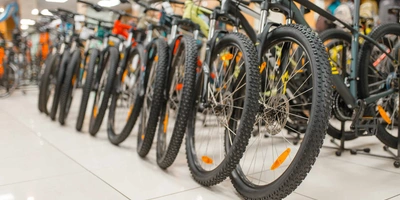 Mehrere Fahrräder stehen in einer Reihe im Supermarkt