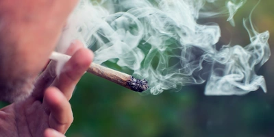 Mann raucht Cannabis Joint.