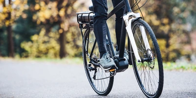 Person fährt auf E-Bike