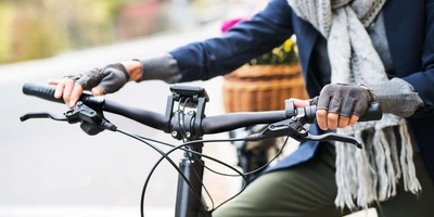 Frau fährt auf E-Bike