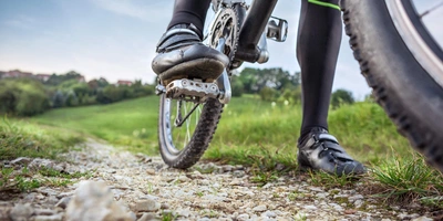 Nahaufnahme eines Fahrradpedals in der Natur