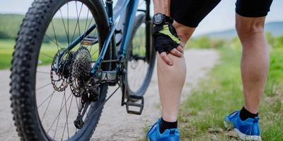 Knieschmerzen nach Fahrradfahren Person hat Knieschmerzen