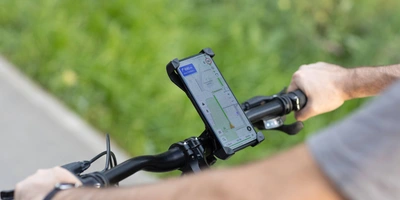 Person fährt mit einem Fahrrad Navigationsgerät