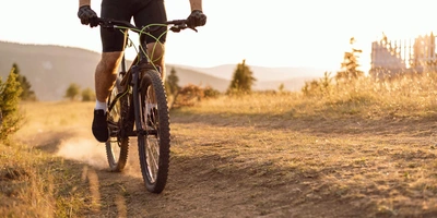 Person treibt Sport auf dem Fahrrad