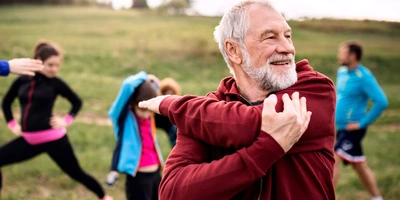 Personen führen Sportübungen aus