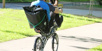 Eine Person fährt auf einem Langlieger Fahrrad. 