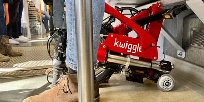 Das Kwiggle-Faltrad passt hervorragend unter die Bahnsitze