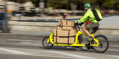 Eine Person fährt ein Lastenrad
