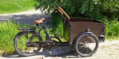 Lastenrad steht auf einem Schotterweg