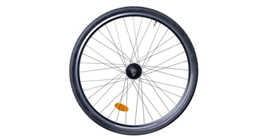 Schwarzes Fahrradreifen mit Speichen und einer orangefarbenen Reflektorplatte.