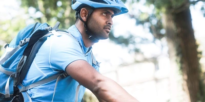 Junger Mann mit Helm und Trikot und Fahrrad