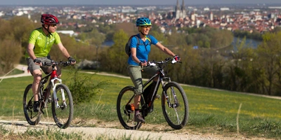 Mann und Frau fahren Fahrrad.