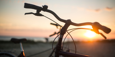 Fahrradlenker im Sonnenuntergang.