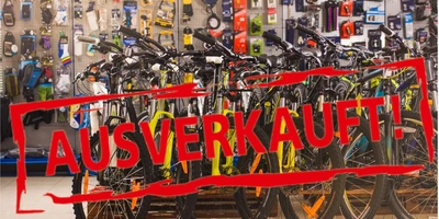 E-Bike Lieferprobleme – das musst du dazu wissen Fahrradgeschäft mit mehreren Fahrrädern und einem "Ausverkauft"-Stempel