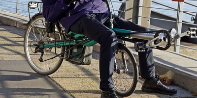 Eine Person sitzt auf einem Liegerad.