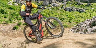 die Power von einem E-MTB kann unheimlich Spaß machen E-Mountainbike Fahrer fährt sportlich durch die Berge