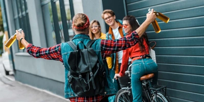 Junger Erwachsene treffen sich auf ein Bier