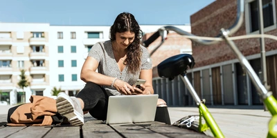 Kunden bearbeitet ihren linexo Vertrag auf einer Bank