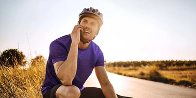 Schaden melden bei linexo Fahrradfahrer meldet am Wegrand seinen Schaden bei linexo