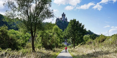 Person fährt auf dem Moselradweg Fahrrad