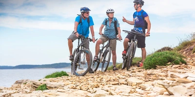 Personen erkunden Mountainbike Touren in Kroatien
