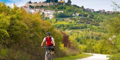 Mountainbiker am Parenzana Biketrail vor Motovun