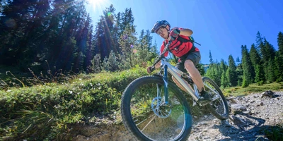Mann fährt auf dem Mountainbike durch die Berge