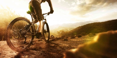 Mann fährt auf einem Mullet Bike