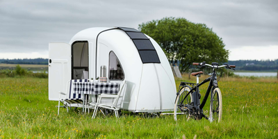 Ein "Wohnmobil" steht neben dem Fahrrad.