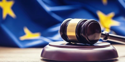 Richter Tisch vor einer Flagge der Europäischen Union