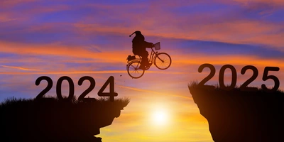 Weihnachtsmann springt mit Fahrrad über Klippe