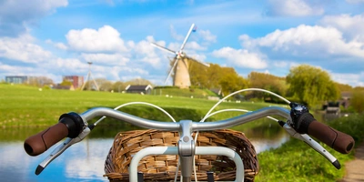 Fahrrad in den Niederladen mit Blick auf eine Windmühle