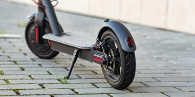 E-Scooter steht auf der Straße