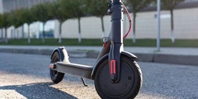 E-Scooter steht auf der Straße