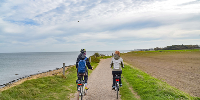 Nordsee-Radweg - der schönste Radweg? Zwei Personen fahren auf einem Nordsee-Radweg Fahrrad