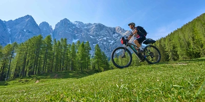 E-Mountainbikerin in den Alpen