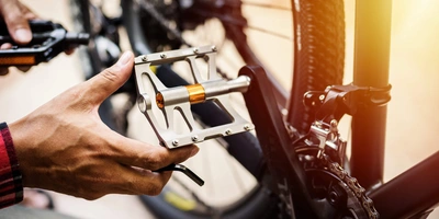 Jemand hält die Pedale eines Fahrrads fest